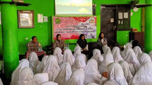 Polsek Pandaan masuk ke lingkungan pesantren untuk memberikan edukasi kepada para santri