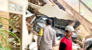 Longsor di Pulung Ponorogo: Timbun Rumah Warga dan 7 Kendaraan dan 1 Pelajar Luka