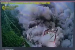 Jembatan Gladak Curah Kobokan Lumajang-Malang Disapu Awan Panas