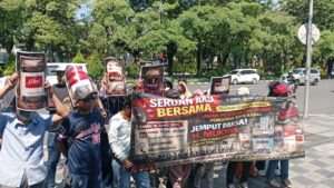 Aksi di Polda Jatim, Tiga Organisasi Desak KPK Bongkar Dugaan TPPU H. Mukmin dan Bekingan Oknum