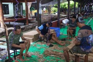 Anyaman Rotan Sintetis Jadi Bekal Kemandirian Warga Binaan Lapas I Madiun