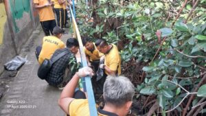Sambut Hari Bumi 2026, Polsek Asemrowo Bersihkan Kampung Warna-Warni Tambat Labuh Shontoh Laut Surabaya