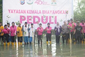 Sambut HUT ke-46, YKB Tanjung Perak Tanam Mangrove dan Gelar Baksos di Kalianak