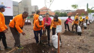 Bhayangkari Polrestabes Surabaya Hijaukan Lingkungan Asrama Polisi Koblen