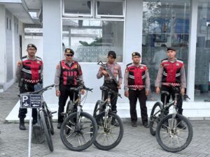 Satsamapta Polres Sampang Gelar Patroli Sepeda Presisi, Jaga Kamtibmas Sambil Tebar Jumat Berkah