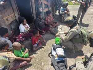 Satgas Damai Cartenz Gelar Patroli dan Layanan Kesehatan di Pengungsian Gigobak Sinak