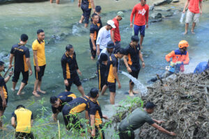 Polres Ngawi Gelar Aksi Bersih-bersih di Kawasan Jembatan Ngawi Purba