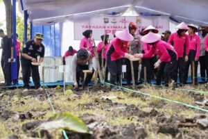 Sinergi Polri dan Perhutani: Polres Bojonegoro Tanam Jagung dan Ketela Bersama Kelompok Tani