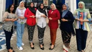 Peringati Hari Kartini, Satpas SIM Colombo Surabaya Hadirkan Pelayanan Humanis Berbusana Adat