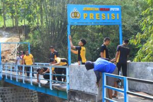 Komitmen Pelayanan, Polres Ngawi Tuntaskan Renovasi Jembatan Merah Putih Presisi di Blandongan