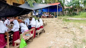 Hujan Turun, KBM Bubar: Potret Miris Siswa SDN Kajuanak 4 Bangkalan Belajar Tanpa Ruang Kelas