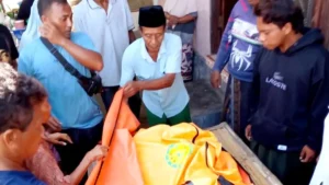 Nelayan Tewas Terseret Ombak Saat Selamatkan Rekan di Pesisir Bangkalan