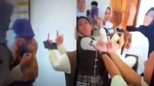 Viral Siswa SMAN 1 Purwakarta Ejek Guru Baru Acungkan Jari Tengah Usai Pelajaran Kebinekaan