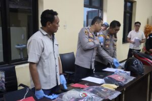 Polres Pacitan Amankan Dua Tersangka Penyiram Air Keras Penjual Tempe