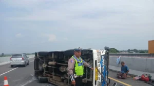 Ban Pecah, Mobil Elf Rombongan Sampang Terguling di Tol Jombang-Mojokerto, 1 Luka Berat 9 Luka Ringan