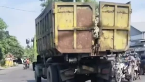 Warga Keluhkan Truk Sampah Tak Tertutup Rapat, Pemkot Surabaya Evaluasi Mitra