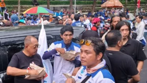 Wawali Surabaya Armuji Ikut Orasi dan Bagi Nasi Bungkus di Aksi May Day 2026