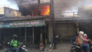 Api Lalap Bengkel Milik Warga Lontar, 5 Unit Damkar Dikerahkan