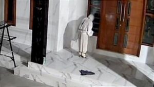 Viral di Medsos! Misteri Pocong Bawa Senjata Tajam Ketuk Pintu Warga di Bangkalan, Ternyata Cuma Ulah Iseng 3 Pemuda