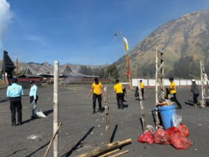 Polres Probolinggo Gelar Bakti Bersih di Gunung Bromo Usai Yadnya Kasada