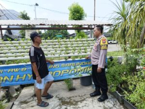 Bhabinkamtibmas Kedurus Dampingi Petani Hidroponik Sawi, Dukung Ketahanan Pangan di Surabaya