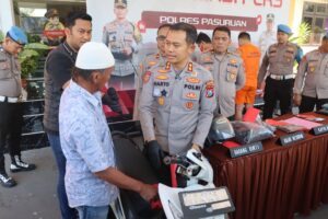 Kapolres Pasuruan Kembalikan Motor Curian kepada Korban, Tangis Haru Warnai Penyerahan Motor