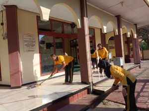 Bakti Religi Hari Bhayangkara ke-80, Polres Jember Gelar Aksi Bersih-Bersih