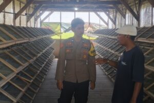 Bhabinkamtibmas Pasuruan Monitoring Peternakan Puyuh Bumdes, Pastikan Usaha Desa Produktif