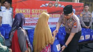 Polres Mojokerto Kota Bagikan Paket Sembako dan Pengobatan Gratis Sambut HUT Bhayangkara