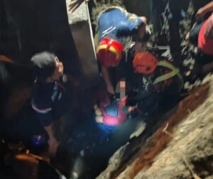 Istri Meninggal, Suami Histeris Usai Motor Tercebur Gorong-gorong Proyek Margorejo Surabaya