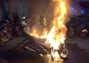 Motor Jupiter Terbakar Saat Dinyalakan di Jalan Genteng Besar Surabaya