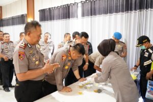 Pastikan Personel Bebas Narkoba, Polres Situbondo Gelar Tes Urine Dadakan