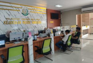 AMI Demo DPW PAN Jatim, Desak Tindak Tegas Dugaan Pemotongan Dana Reses Juliana Eva Wati