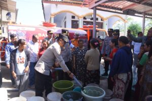Peduli Warga, Polres Bondowoso Distribusikan Air Bersih ke 20 Dusun Terdampak Kekeringan