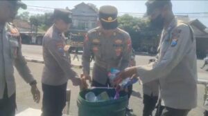 Selain Kawal Aksi Massa, Personel Polres Blitar Gelar Aksi Bersih Lingkungan