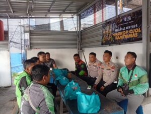 Peduli Sesama, Polres Jember Bagikan Sembako untuk Pengemudi Ojol