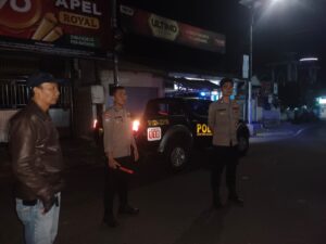 Antisipasi Tindak Kriminalitas, Polsek Randuagung Gelar Patroli Subuh