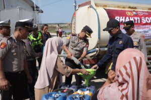 Polres Sampang Salurkan 60.000 Liter Air Bersih ke Daerah Rawan Kekeringan di Pangarengan