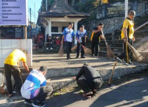 Polres Lumajang Gelar Bakti Religi Bersihkan Sejumlah Tempat Ibadah Sambut Hari Bhayangkara ke-80