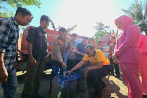 Hari Bhayangkara ke-80, Polres Probolinggo Salurkan Bantuan Alat Pertanian dan Droping 10 Ribu Liter Air Bersih di Banyuanyar