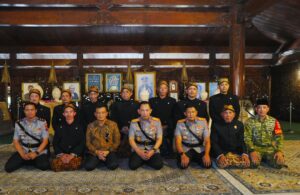 Ziarah ke Astana Giribangun, Kapolri Tabur Bunga di Makam Soeharto