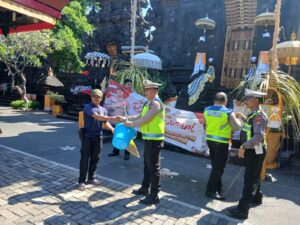 Peduli Sesama di HUT Bhayangkara ke-80, Polres Pelabuhan Tanjung Perak Bagi Sembako dan Bhakti Religi
