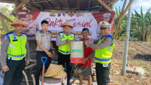 Sambut Hari Bhayangkara ke-80, Polres Pelabuhan Tanjung Perak Serahkan Bantuan Alat Pertanian ke Petani Tambak Wedi