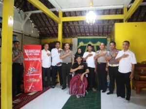 Sambut Hari Bhayangkara ke-80, Polres Tuban Gelar Anjangsana ke Purnawirawan, Warakawuri dan Anggota yang Sakit