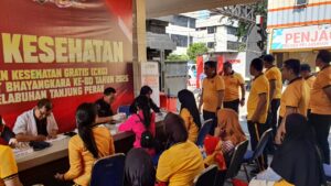 Semarak HUT ke-80 Bhayangkara, Polres Pelabuhan Tanjung Perak Gelar Bakti Kesehatan hingga Bazar Murah