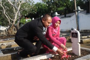 Peringati Hari Bhayangkara Ke-80, Polres Sampang Polda Jatim Gelar Ziarah dan Tabur Bunga di TMP Kusuma Bangsa