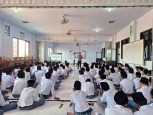 Cegah Radikalisme Sejak Dini, Sat Binmas Polres Lumajang Edukasi Siswa MA Miftahul Ulum