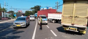 Satlantas Polres Pasuruan Turunkan Personel Amankan Antrean Kendaraan di SPBU Cangkringmalang Beji