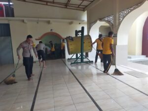 Sambut Hari Bhayangkara ke-80, Polsek Kunir Gelar Bakti Religi Bersihkan Masjid dan Serahkan Perlengkapan Kebersihan