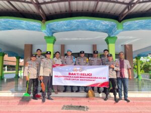Sambut Hari Bhayangkara ke-80, Polsek Yosowilangun Gelar Bakti Religi Bersihkan Masjid Al-Ikhlas